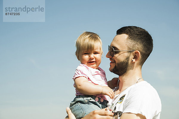 Außenaufnahme  Portrait  Menschlicher Vater  halten  Tochter  Baden-Württemberg  Baby  Deutschland  freie Natur