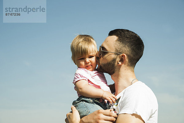 Außenaufnahme  Menschlicher Vater  küssen  Tochter  Baden-Württemberg  Baby  Deutschland  freie Natur