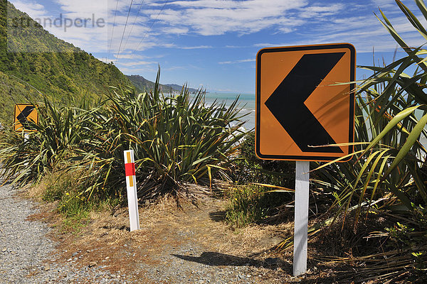 Verkehrsschild  Schild  neuseeländische Südinsel  Neuseeland  Westküste