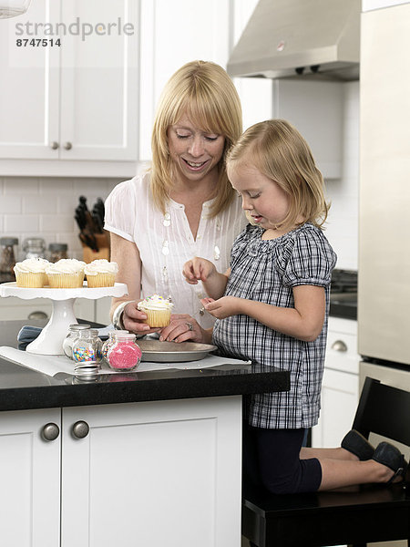 Konzept  offen  Küche  schmücken  Tochter  cupcake  Mutter - Mensch  Kanada  Ontario  Toronto