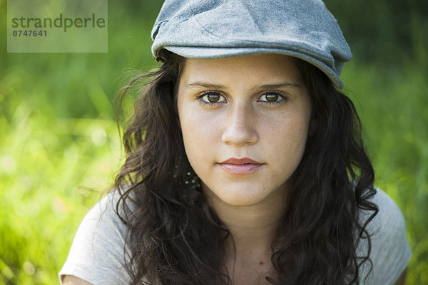hoch  oben  nahe  Außenaufnahme  Portrait  Blick in die Kamera  Mütze  Kleidung  Jugendlicher  Mädchen  Deutschland  freie Natur