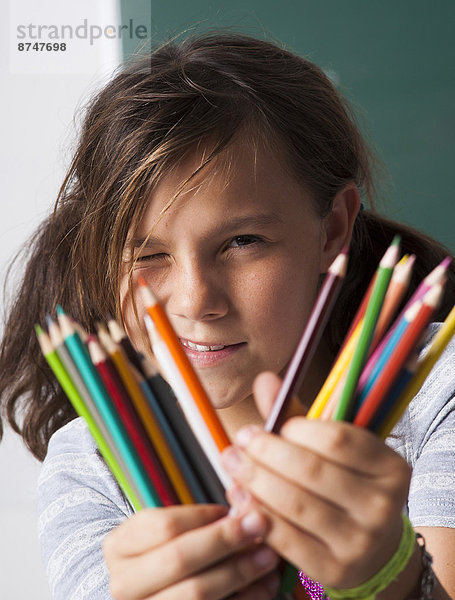 hoch  oben  nahe  Farbaufnahme  Farbe  Bleistift  halten  Mädchen  Deutschland