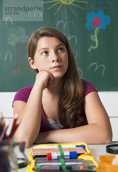 sitzend  Schreibtisch  Klassenzimmer  Jugendlicher  Mädchen  Deutschland