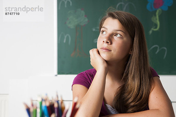 sitzend  Schreibtisch  Klassenzimmer  Jugendlicher  Mädchen  Deutschland