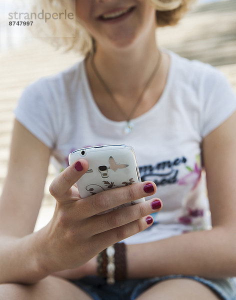 Außenaufnahme  benutzen  Jugendlicher  Telefon  Baden-Württemberg  Mädchen  Handy  Deutschland  freie Natur