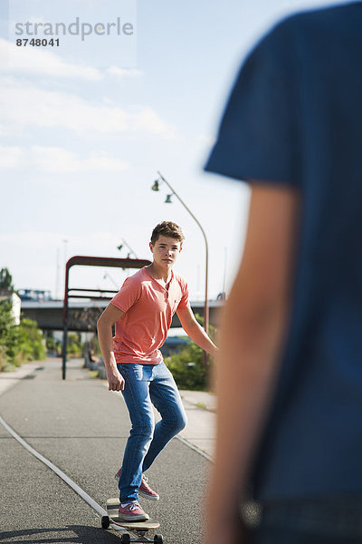Jugendlicher  Junge - Person  Fernverkehrsstraße  Fokus auf den Vordergrund  Fokus auf dem Vordergrund  Deutschland  Skateboarding