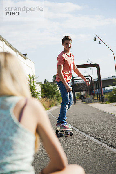 Jugendlicher  Junge - Person  Skateboard  Hintergrund  Fokus auf den Vordergrund  Fokus auf dem Vordergrund  Rückansicht  Mädchen  Deutschland