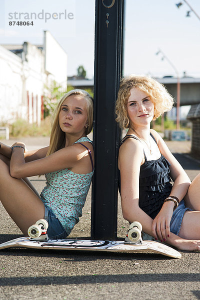 Außenaufnahme  Portrait  Jugendlicher  Blick in die Kamera  Skateboard  Mädchen  Deutschland  freie Natur