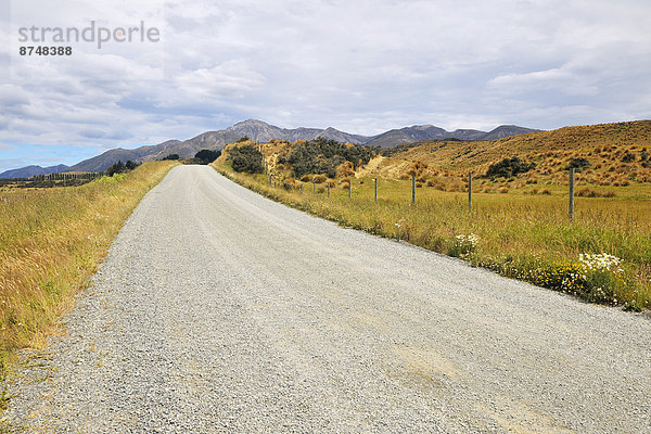 neuseeländische Südinsel  Schotterstrasse  Neuseeland  Southland