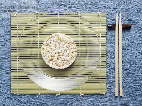 Studioaufnahme  über  Teller  Kuchen  Reis  Reiskorn  Ansicht  schneiden