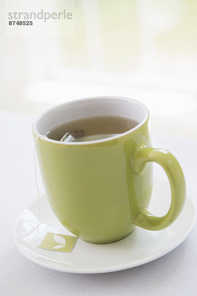 Studioaufnahme  Tasse  Becher  grün  Espressotasse  Untertasse  Tee