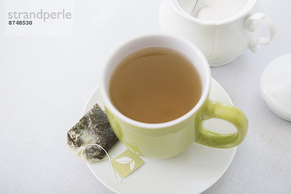 Studioaufnahme  gebraucht  Tasse  Becher  Tasche  grün  Zucker  Untertasse  Tee