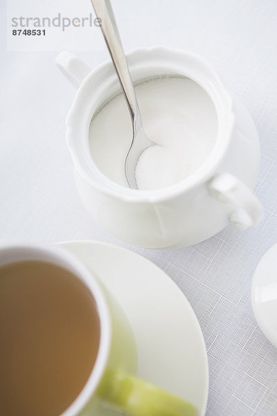 Studioaufnahme  Tasse  Becher  grün  Löffel  Zucker  Tee