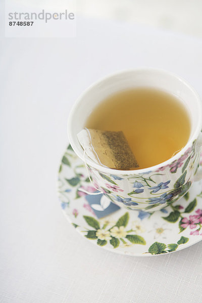 Studioaufnahme  Tasse  Blume  weiß  Hintergrund  Untertasse  hübsch  Tee