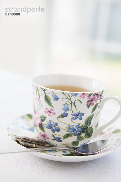 Studioaufnahme  gebraucht  Tasse  Blume  Tasche  Untertasse  hübsch  Tee