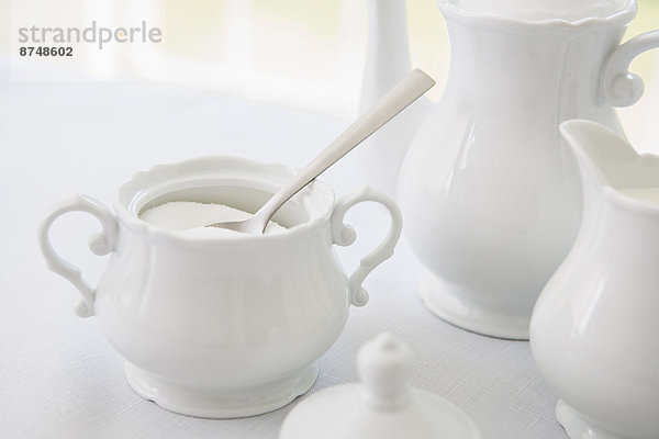 Studioaufnahme  Teekanne  weiß  Zucker  Teeservice  Milchkännchen  Porzellan