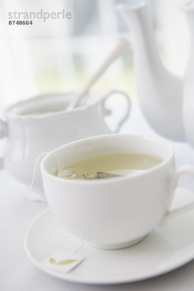 Zuckerdose  Teetasse  Studioaufnahme  Tasse  weiß  Untertasse  Porzellan  Tee