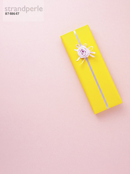 Geschenk  Studioaufnahme  Papier  gelb  Verpackung  Hintergrund  pink  umwickelt
