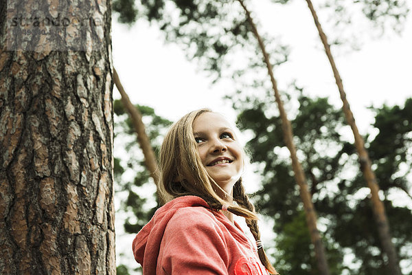 stehend  Portrait  Baum  aufsehen  Mädchen  Deutschland