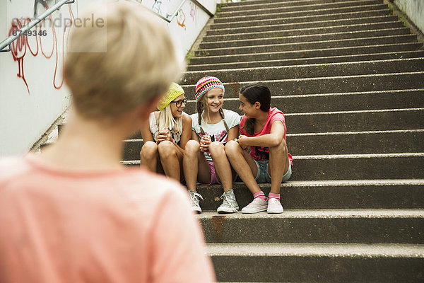 Stufe  Außenaufnahme  sitzend  sehen  Junge - Person  Mädchen  Rückansicht  Deutschland  freie Natur