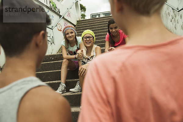 Stufe  Außenaufnahme  sitzend  sprechen  Junge - Person  2  Mädchen  Rückansicht  Deutschland  freie Natur