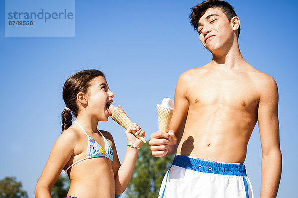 kegelförmig Kegel Junge - Person Eis essen essend isst Mädchen Sahne