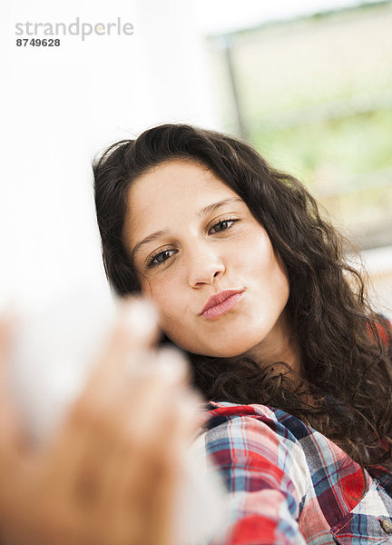 Jugendlicher  Pose  nehmen  Telefon  Mädchen  Deutschland  schlau