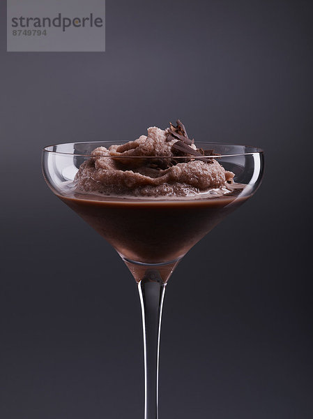 hoch  oben  nahe  Studioaufnahme  Glas  schwarz  Hintergrund  Schokolade  Martini