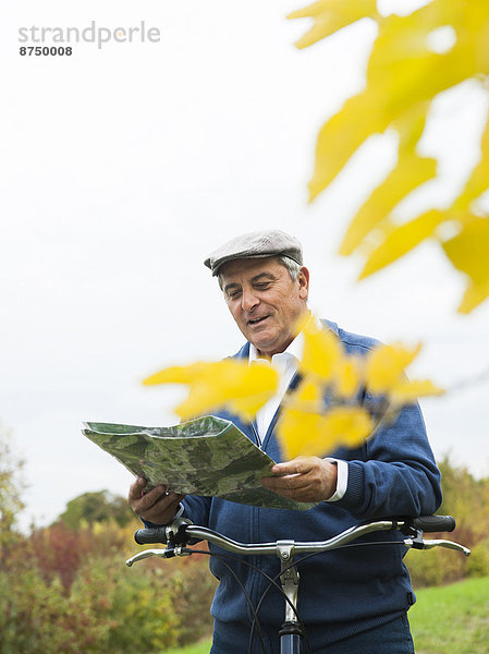 Senior  Senioren  Mann  sehen  Landkarte  Karte  Fahrrad  Rad  Deutschland