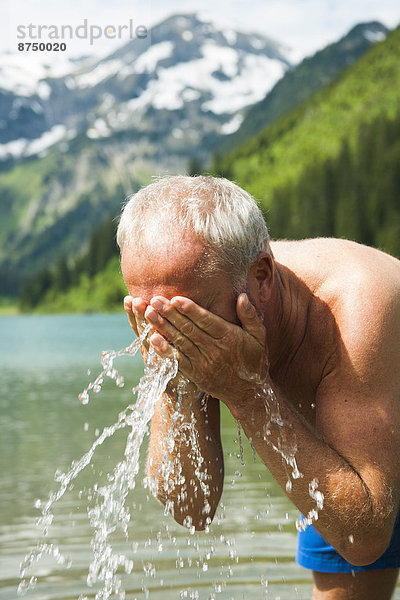 Wasser  Mann  planschen  reifer Erwachsene  reife Erwachsene  Österreich  Tannheimer Tal  Tirol