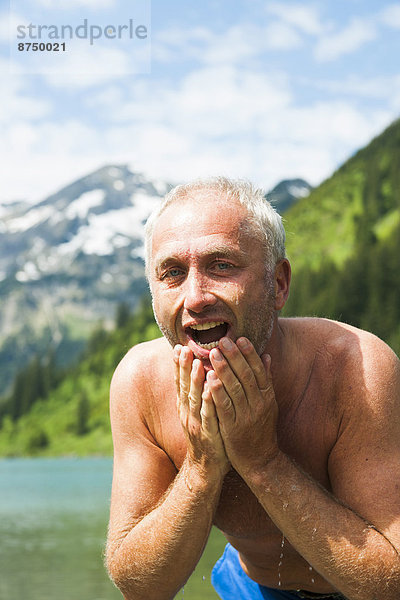 Wasser  Mann  planschen  reifer Erwachsene  reife Erwachsene  Österreich  Tannheimer Tal  Tirol