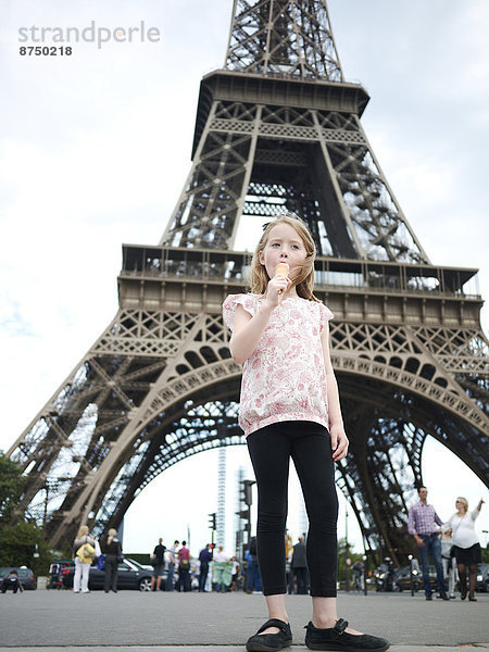 kegelförmig  Kegel  Paris  Hauptstadt  Frankreich  Eis  frontal  Eiffelturm  essen  essend  isst  Mädchen  Sahne