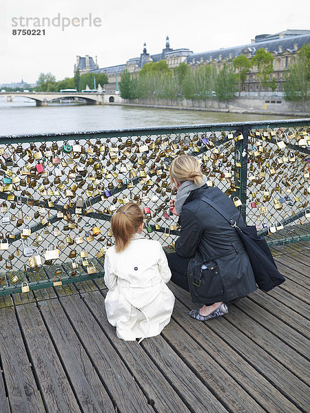 Paris  Hauptstadt  Frankreich  sehen  Liebe  Kunst  Türschloss  Schloss  Schlösser  Tochter  Mutter - Mensch