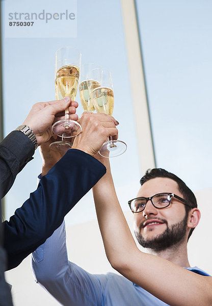 Mensch  Büro  Menschen  halten  zuprosten  anstoßen  Business  Champagner  Deutschland