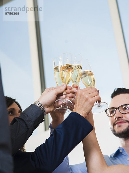 Mensch  Büro  Menschen  halten  zuprosten  anstoßen  Business  Champagner  Deutschland