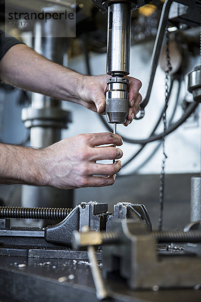 Europäer  Mann  Maschine  Bohrmaschine  Bohrer  Laden  Metall  handhaben