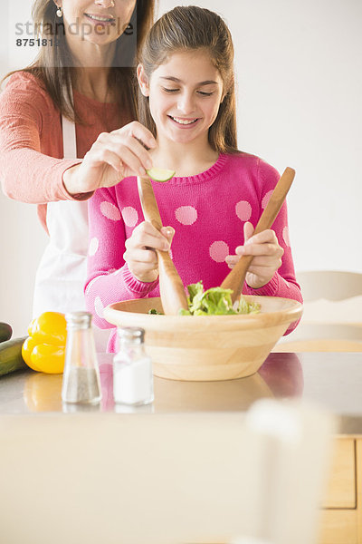 Europäer  werfen  Küche  Salat  Tochter  Mutter - Mensch
