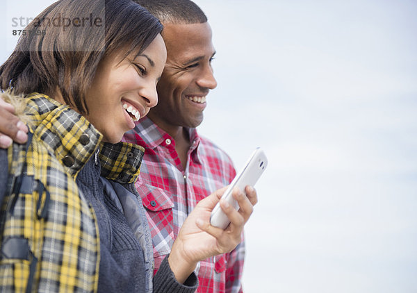 Außenaufnahme  benutzen  Fröhlichkeit  Telefon  Handy  freie Natur