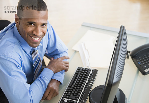 Portrait  Computer  Geschäftsmann  lächeln  Hispanier
