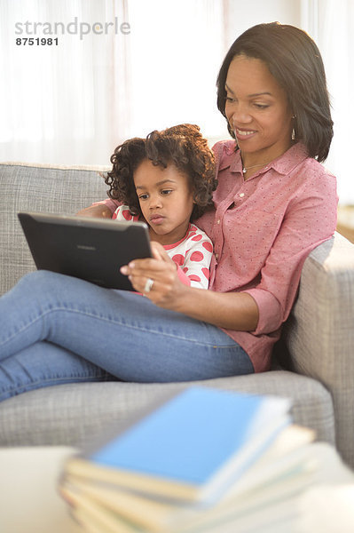 benutzen  Couch  schwarz  Tablet PC  Tochter  Mutter - Mensch