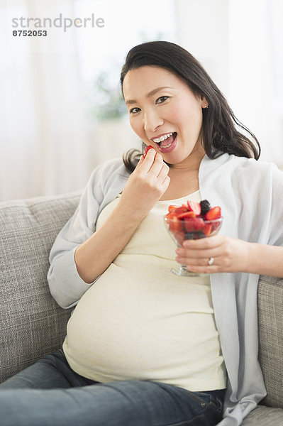 Portrait Frau Schwangerschaft Beerenobst essen essend isst japanisch