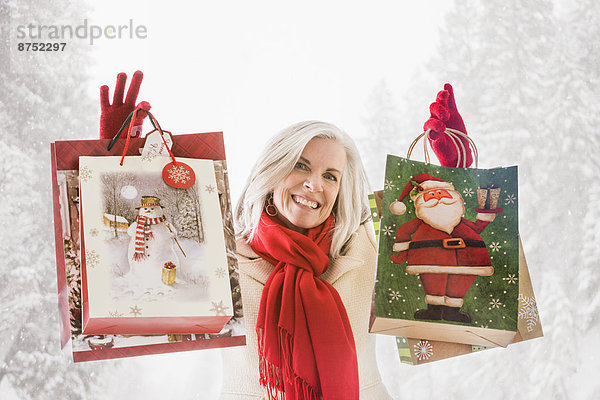 Europäer Frau lächeln Tasche Weihnachten