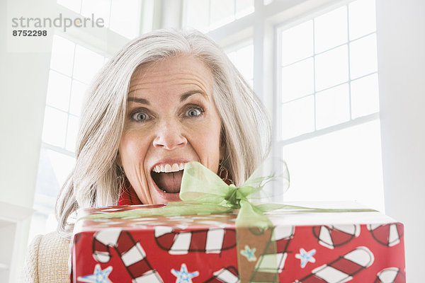 Portrait Europäer Frau Begeisterung Weihnachtsgeschenk