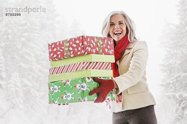 Portrait Europäer Frau Begeisterung Weihnachtsgeschenk