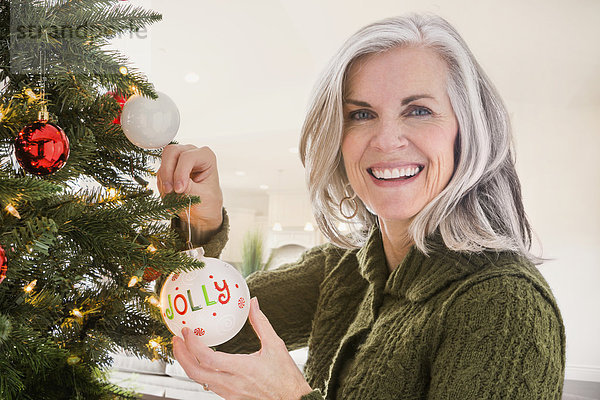 Portrait  Europäer  Frau  Baum  hängen  Weihnachten  Dekoration