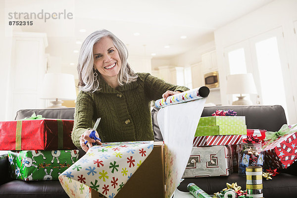 Portrait Europäer Frau Verpackung Weihnachtsgeschenk