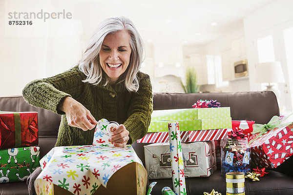 Europäer Frau Verpackung Weihnachtsgeschenk