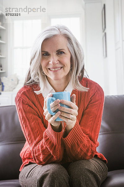 Portrait  Europäer  Frau  Couch  trinken  Kaffee
