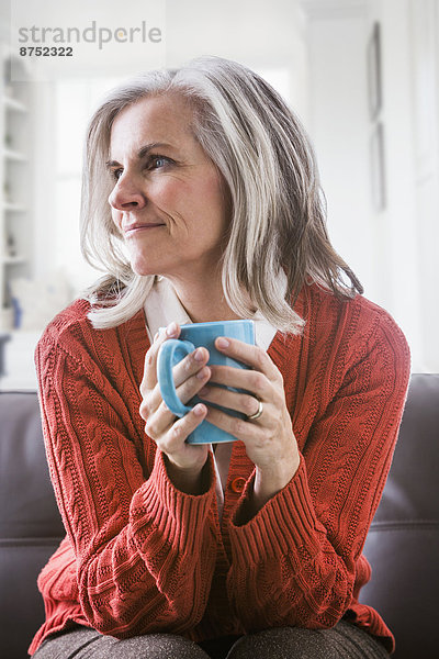 Europäer  Frau  trinken  Kaffee  Nachdenklichkeit