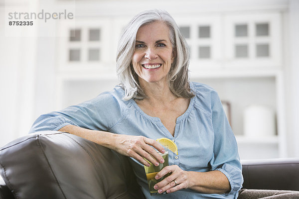 Portrait  Europäer  Frau  lächeln  Eis  trinken  Tee